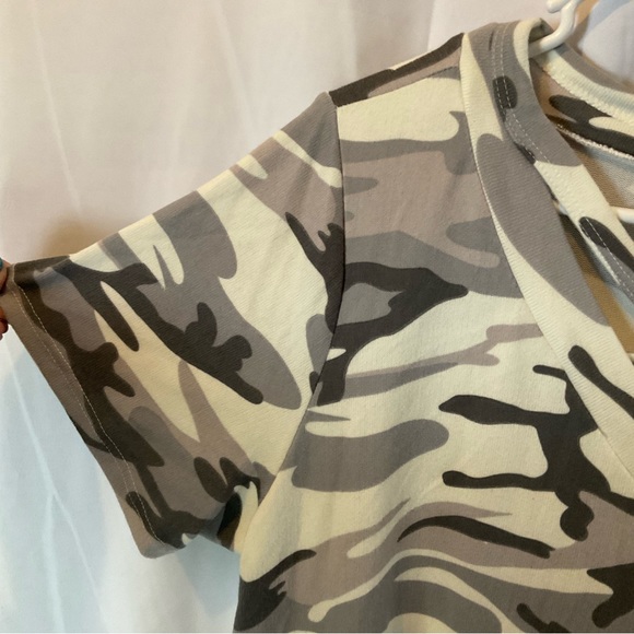 Heimish Women’s Short Sleeve V-Neck Gray Camouflage Size Large - Picture 4 of 11